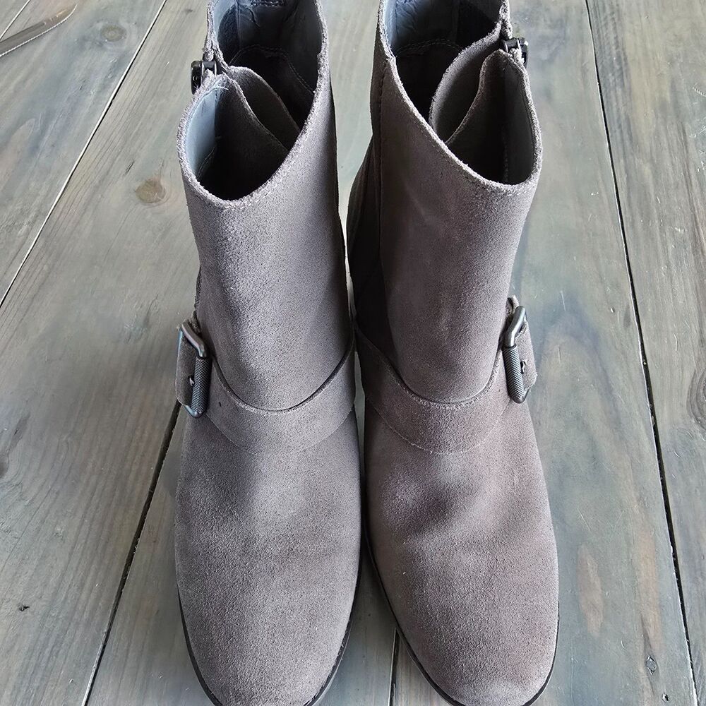 UGG Fern Waterproof Boot Gray Leather Size 9 Like new